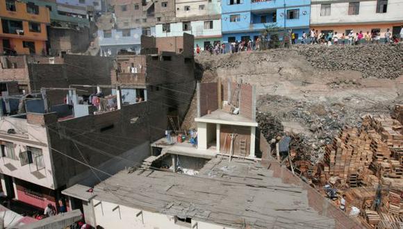 La caída de un muro de contención en el cerro El Pino dejó a varias familias sin luz y agua por varias horas. (Imagen Referencial/Archivo)