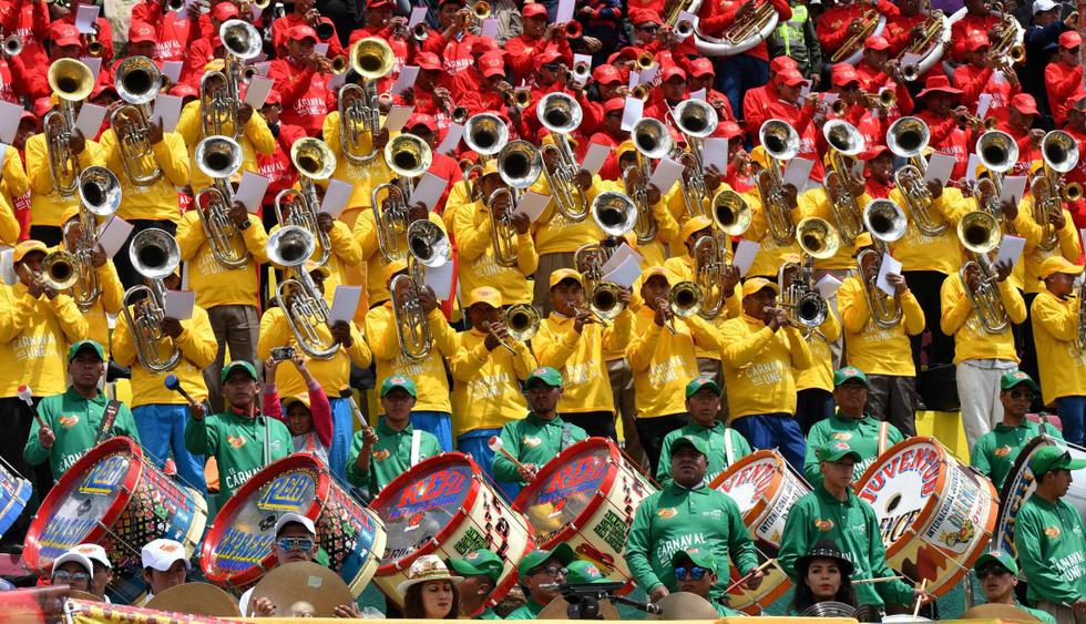 Un despliegue de miles de músicos al son de platillos, trompetas y tambores de distintas dimensiones fue el protagonista del Festival de Bandas, un espectáculo con el que se inician las principales actividades del carnaval de Oruro en Bolivia. (EFE).