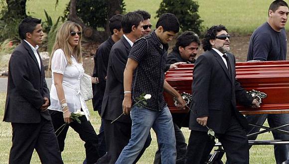 Diego y sus hermanos despidieron a Doña Tota en el cementerio Bella Vista. (Reuters)