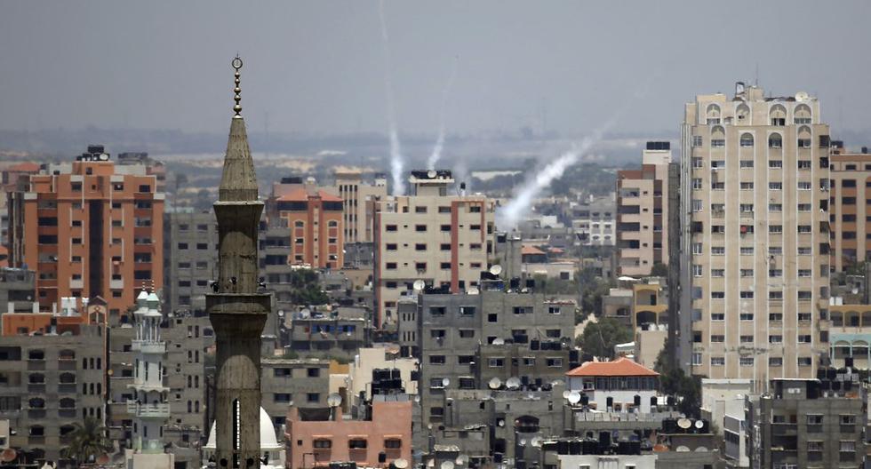 El humo de los cohetes disparados desde la ciudad de Gaza se ve después de ser lanzados hacia Israel, el 15 de julio de 2014.  (AFP).