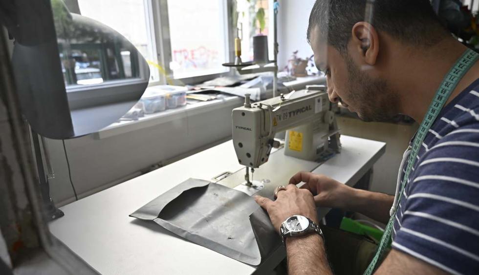 El sirio Khaldoun al-Hussain trabaja en el taller de "Mimycri". (Foto: AFP)
