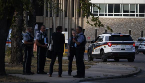 Un coche de policía entra en la entrada de emergencia del Royal University Hospital en Saskatoon, Saskatchewan, Canadá, tras la detención confirmada del sujeto de persecución Myles Sanderson, el 7 de septiembre de 2022. (Foto de Cole BURSTON / AFP)