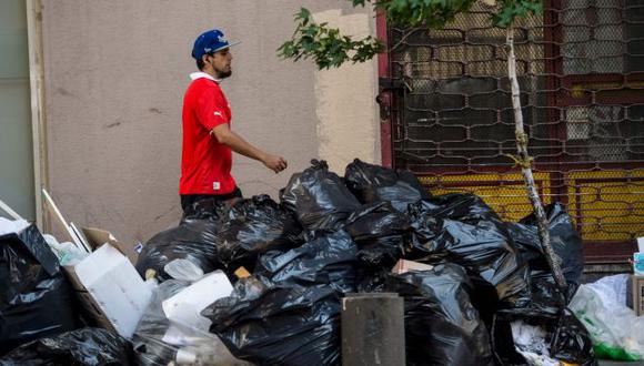 80 toneladas al día se acumulan en las calles de Santiago. (AFP)