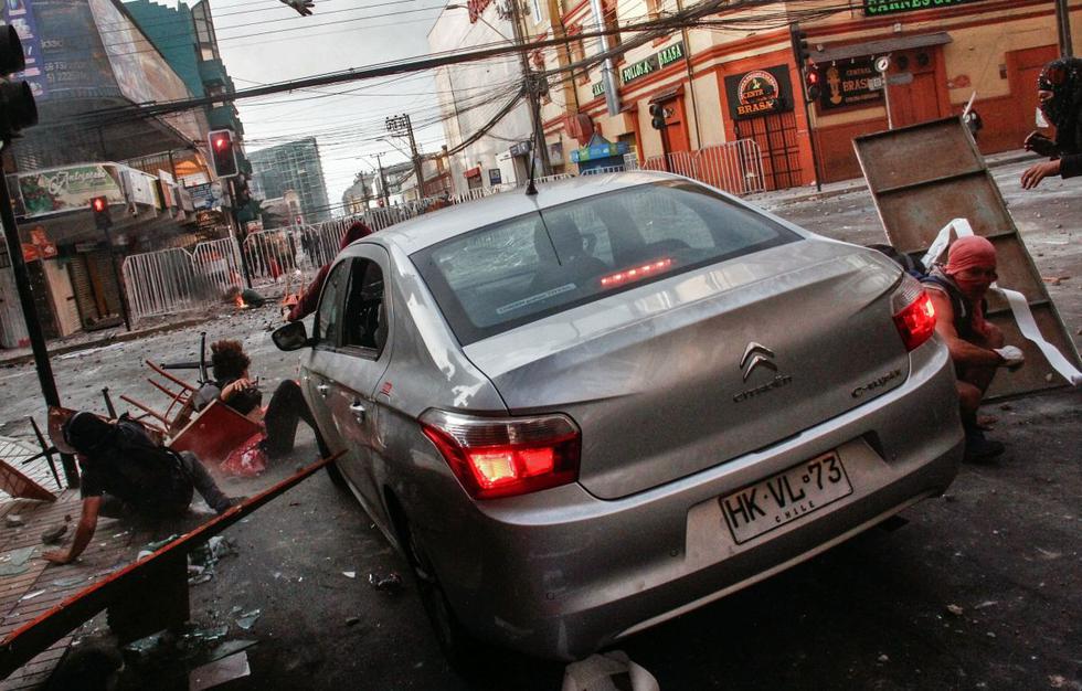 Seis personas resultaron heridas luego de que un conductor atropellara con su auto a un grupo de manifestantes la tarde de este jueves en el centro de la ciudad de Antofagasta, en Chile. (Foto: AFP)