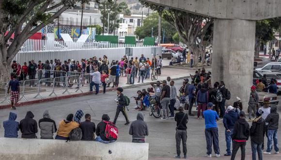 Un grupo de migrantes esperan solicitar una cita con las autoridades de migración de Estados Unidos fuera del puerto de entrada de El Chaparral, en Tijuana, estado de Baja California, México. (Foto: AFP)