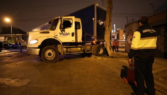 Unidad pesada fue remolcada por un grúa, en Barranco. (Foto: Julio Reaño/@photo.gec)