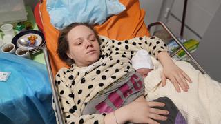 Mujer embarazada que sobrevivió al ataque en la maternidad de Mariupol da a luz