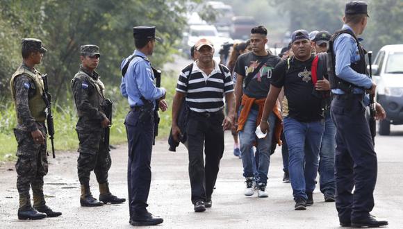 Un primer grupo de la caravana que comenzó la movilización este lunes está por llegar a Agua Caliente, según los medios hondureños. (AP)