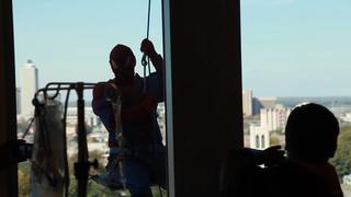 Video: 'Hombre Araña' limpia ventanas de hospital para niños