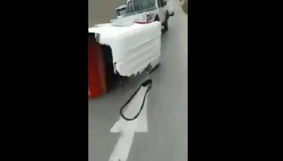 Así quedó el mototaxi tras ser arrastrado por un largo trayecto por un vehículo de la Municipalidad de Villa María del Triunfo. (Captura: Video)