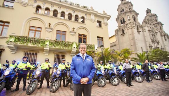 El alcalde de Miraflores, Luis Molina, entregó 37 nuevas motocicletas que incrementarán la capacidad operativa y reacción rápida de los serenos de Miraflores.