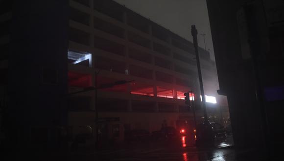 Un automóvil se encuentra inactivo en una calle oscura después de que se cortó la energía en Nueva Orleans, Louisiana, el 29 de agosto de 2021 durante el huracán Ida.  (Foto: Patrick T. FALLON / AFP)