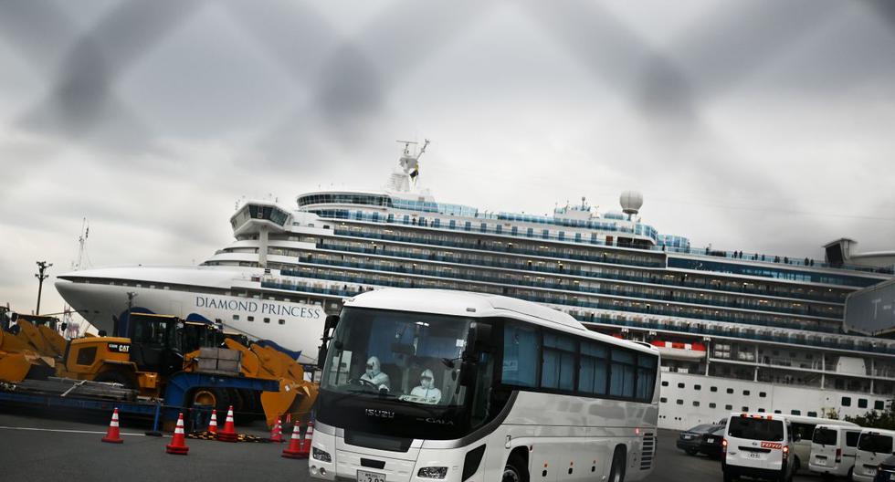 Un autobús con conductor con vestido con un equipo de protección sale del muelle junto al crucero Diamond Princess, que tiene a unas 3.600 personas en cuarentena a bordo. (AFP)