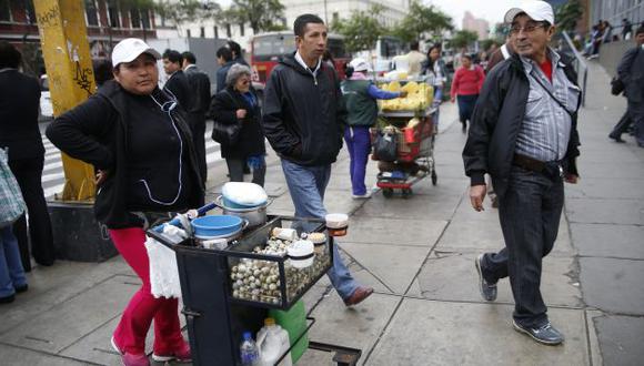 De un solo lugar. Una organización reparte los huevos de codorniz a los ambulantes del Centro. (Luis Gonzales)