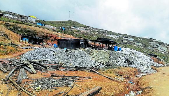 Un cerro entero ha sido tomado por la minería ilegal en Quiruvilca. (Perú21)