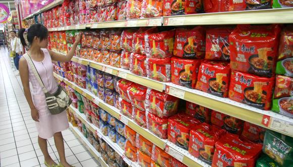 Los fideos instantáneos se encuentran entre los productos controlados de Tailandia debido a su importancia para el país, pues han sido durante varios años un alimento básico para los hogares de bajos ingresos. (Foto: AFP)