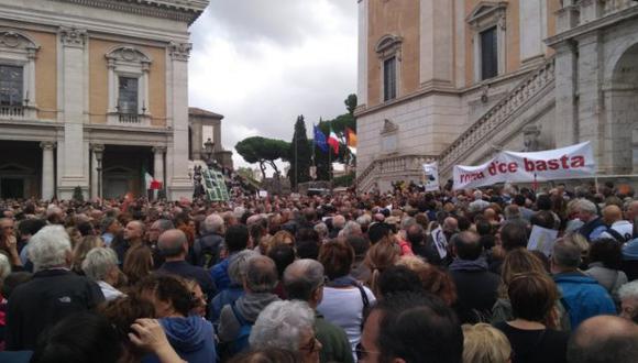Durante la concentración en la plaza del Campidoglio, donde se encuentra el ayuntamiento, se mostraron carteles contra la alcaldesa del Movimiento 5 Estrellas (M5S). (Foto: Twitter/@f_avico)