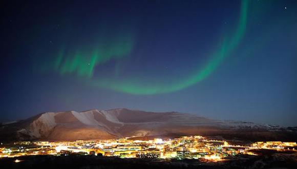 ESPECTACULAR. Bella aurora boreal vista sobre la ciudad de Tromso, en Noruega. (Internet)