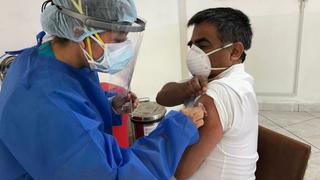 Estas fueron las tres primeras personas en ser vacunadas contra el COVID-19 en Perú
