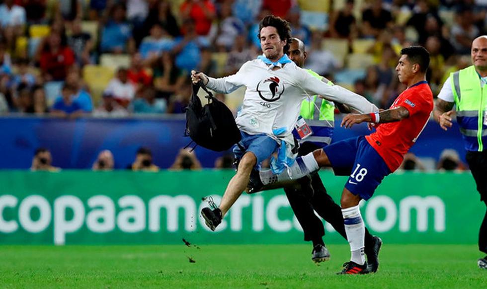 Gonzalo Jara derribó a hincha que se metió al campo en el duelo Chile vs. Uruguay. (Foto: @SC_ESPN)