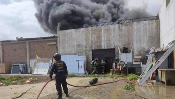 Incendio en la Universidad Nacional de Trujillo. (Foto: Facebook)