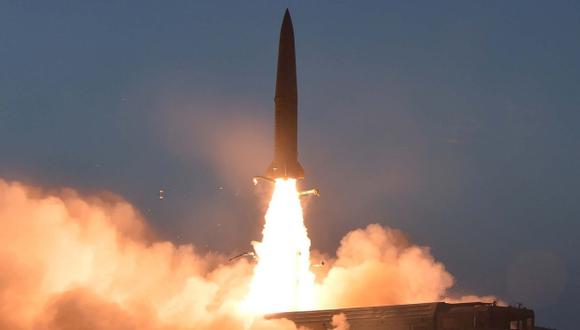 Por el momento, Pyongyang no confirmó ni desmintió el lanzamiento. En la foto, un nuevo tipo de misil de corto alcance guiado táctico es lanzado por Corea del Norte. (Foto referencial: AFP)