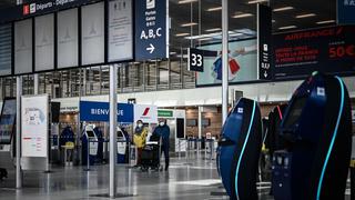 Cierre temporal de uno de los principales aeropuertos de Francia por el coronavirus [FOTOS]