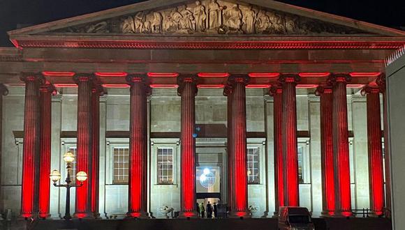 El Museo Británico lució el blanco y rojo de la bandera peruana el día de la inauguración de la muestra.