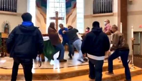 Momento en que un sujeto se enfrenta a sacerdote y es reducido por grupo de feligreses. (Foto: @BryanPassifiume / Twitter)