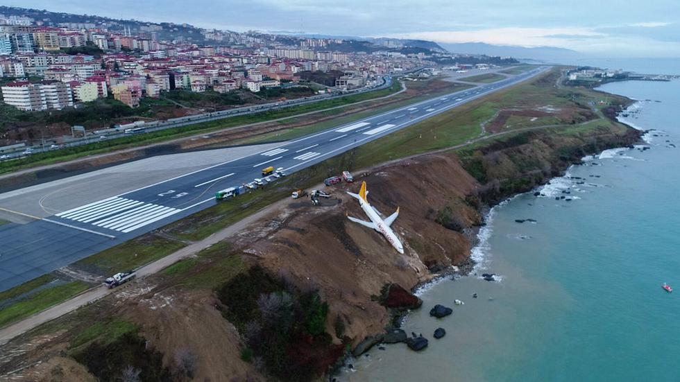 Un avión con 162 pasajeros a bordo se salió de la pista el sábado por la noche y quedó atrapado en la ladera de un acantilado en la ciudad de Trebisonda (Turquía), a solo unos metros del Mar Negro, sin que se hayan producido heridos. (AFP)
