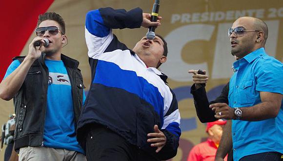 Chávez se animó a cantar en un acto público en Caracas. (Reuters)