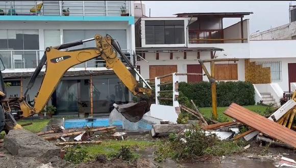 Municipalidad destruye piscina de Susana Villarán.