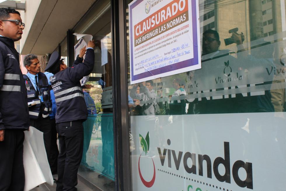 Personal de Fiscalización y Control de la Municipalidad de Miraflores clausuró el supermecado Vivanda, ubicado en la cuadra 7 de la avenida José Pardo. (Foto: Municipalidad de Miraflores)