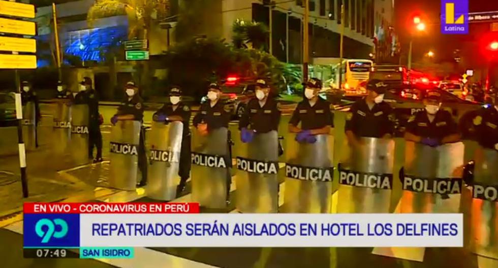 En los alrededores del hotel hay un fuerte contingente policial, esperando la llegada del bus que partió desde el Grupo Aéreo N°8 de la Fuerza Aérea. (Captura / Latina)