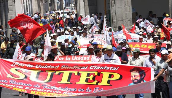 Huelga de maestros se desarrolla con marchas, protestas y bloqueos en todo el país. (Gessler Ojeda)