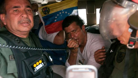 OPOSITOR. Líder venezolano es trasladado en una tanqueta. (AFP)