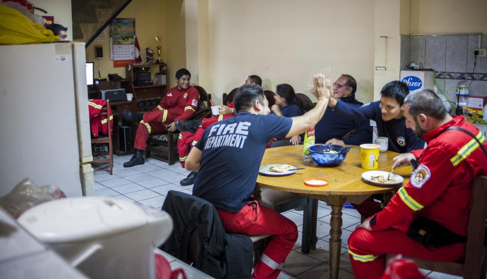 Así se vive la Navidad en una estación de bomberos en Lima. (Renzo Salazar)