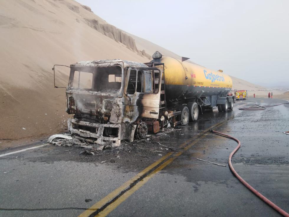 Tolva de camión cisterna de gas se incendió a la altura del peaje de Serpentín en Ancón. (Bomberos)