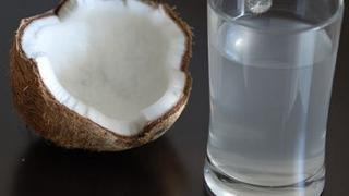 El agua de coco no cura el dengue, pero puede ser un buen aliado y el Minsa lo explica