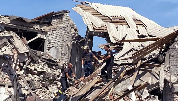Los rescatistas retirando escombros después de un ataque militar en Bakhmut, región de Donetsk, en medio de la invasión militar de Rusia lanzada contra Ucrania. (Foto del SERVICIO DE EMERGENCIA DE UCRANIA / AFP)
