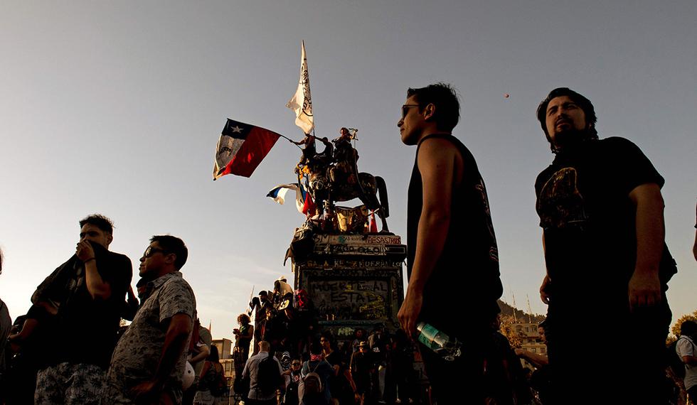 Manifestantes se reúnen durante una protesta contra el gobierno del presidente chileno Sebastián Piñera en Santiago. (Foto: AFP)