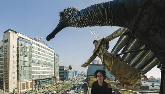 Cristina Planas y la escultura "San Francisco de Lima y su gran gallinazo" (Difusión).