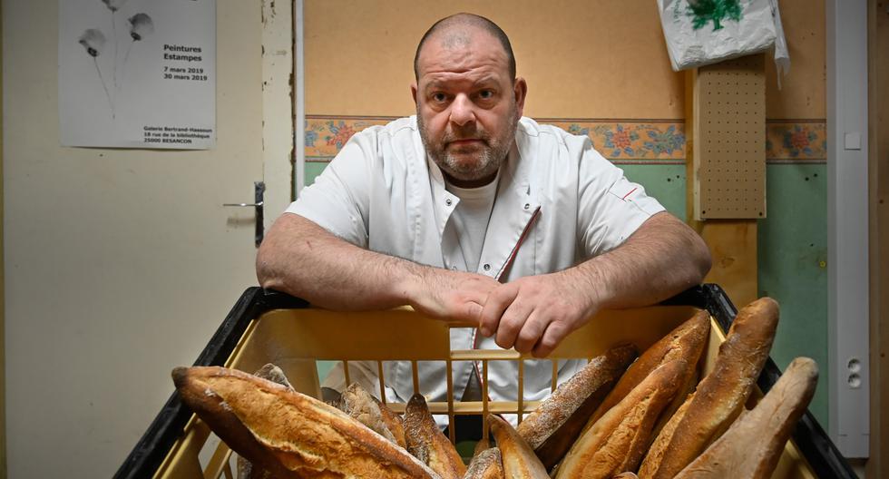 En esta foto de archivo tomada el 6 de enero de 2021, Stephane Ravacley posa en su panadería en Besançon, al este de Francia. (SEBASTIEN BOZON / AFP).