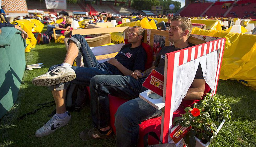 Mientras otros se amontonan en bares o se apretujan en torno al televisor de casa, los berlineses pueden seguir el Mundial desde la comodidad de su propio sofá. (Reuters)