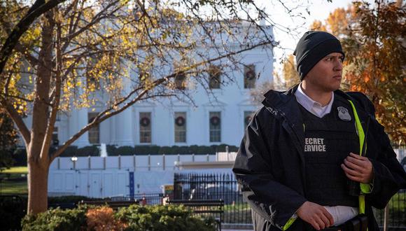 Un oficial uniformado del Servicio Secreto patrulla los terrenos de la Casa Blanca en Washington, DC, durante un encierro luego de una violación del espacio aéreo. (Foto: AFP)