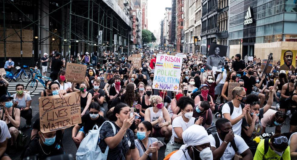 La gente marcha en las calles de Manhattan, 12 días después de la muerte de George Floyd bajo custodia policial, en Nueva York, Estados Unidos. EFE/EPA/Alba Vigaray