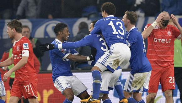 Farfán fabricó las dos jugadas de gol del Schalke 04. (AP)