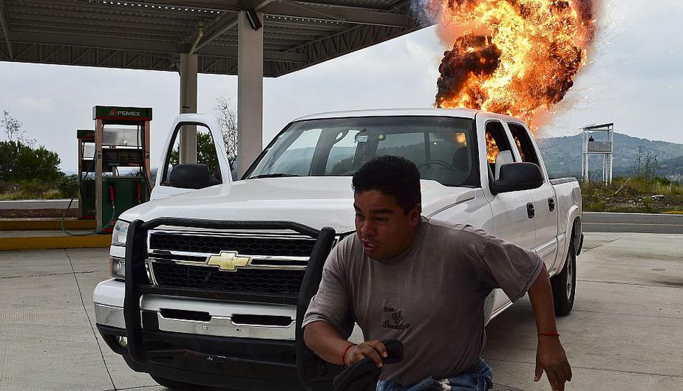 En la estación de gasolina, una acalorada discusión entre dos hombres a bordo de una camioneta acaba en un mortal tiroteo y una explosión. (AFP)
