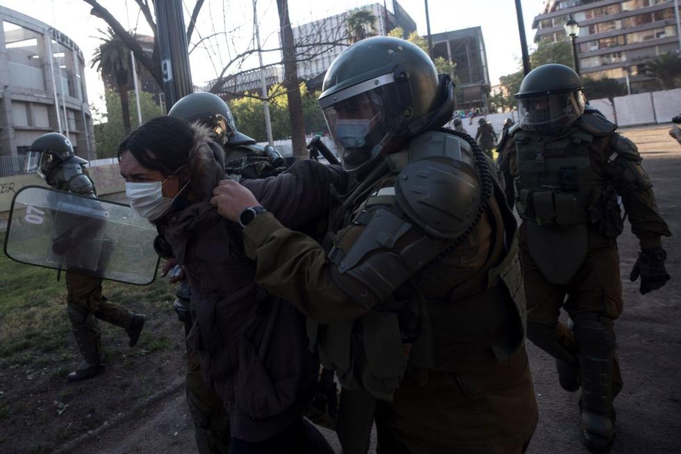 Policías chilenos detienen a un manifestante en una protesta, en la Plaza Italia de Santiago. (EFE/Alberto Valdés).