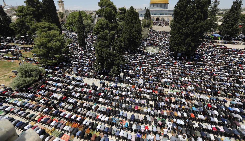 Rezo multitudinario en el primer viernes del Ramadán en Jerusalén. (Foto: AFP)
